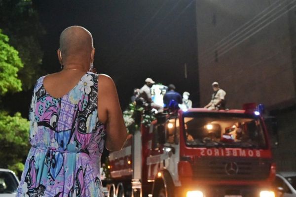 Fiel observa a passagem da Romaria das Famílias na Festa da Penha