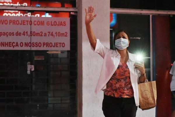 Fiel observa a passagem da Romaria das Famílias na Festa da Penha