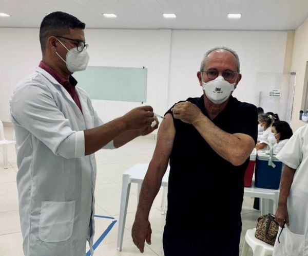 Hartung, ex-governador do ES, toma a vacina contra a Covid-19