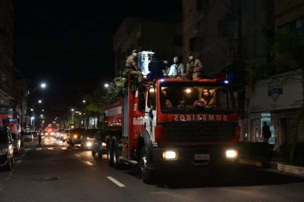 Imagem de Nossa Senhora da Penha é transportada durante a Romaria das Famílias