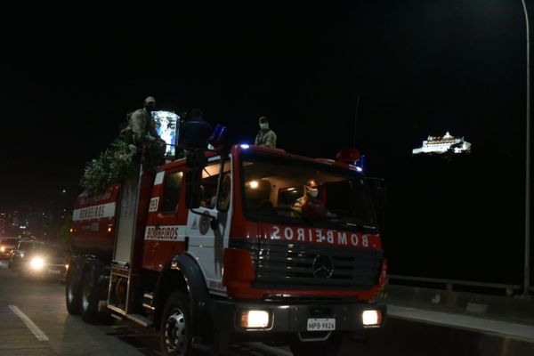 Imagem de Nossa Senhora da Penha é transportada durante a Romaria das Famílias