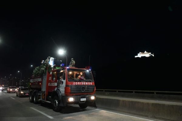 Imagem de Nossa Senhora da Penha é transportada durante a Romaria das Famílias, com o Convento da Penha ao fundo