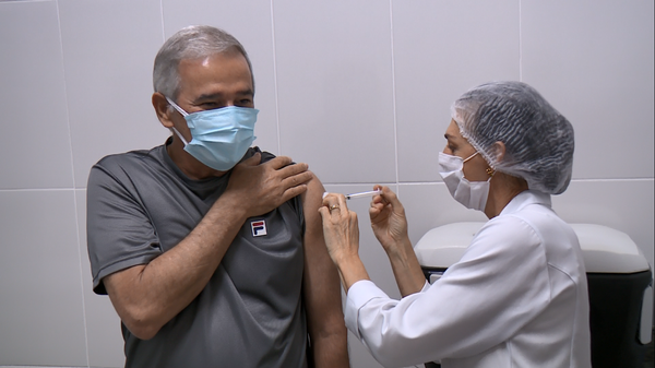 Prefeito de Linhares, Guerino Zanon (MDB) é vacinado contra a Covid-19