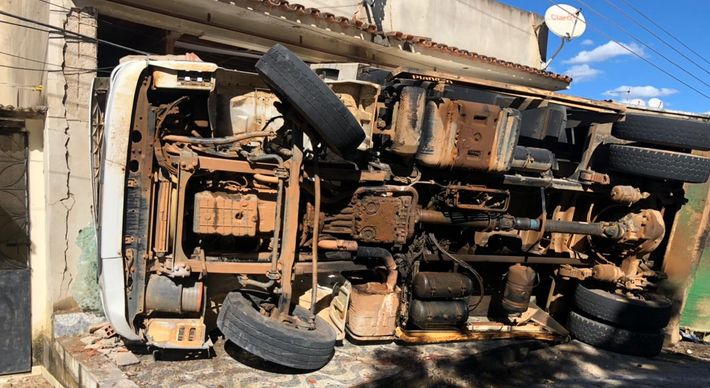 De acordo com a Polícia Militar, o acidente pode ter sido causado por uma falha mecânica no veículo. Uma equipe do Corpo de Bombeiros esteve no local para atender o motorista do caminhão. Ele foi o único ferido no acidente