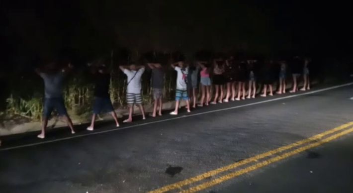 A PM informou que dois condutores foram presos e onze veículos foram apreendidos. Além das infrações de trânsito, o evento clandestino também foi um risco para o controle da pandemia