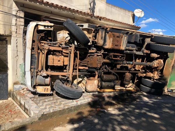 Acidente com caminhão da coleta de lixo em Colatina 