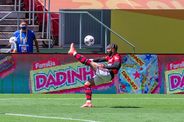 Gabi, do Flamengo, domina a bola no jogo da Supercopa contra o Palmeiras