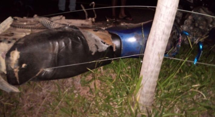 A batida ocorreu na noite deste domingo (11) na ES 185. As duas pessoas que estavam na moto morreram. O motorista do carro foi levado ao pronto-socorro