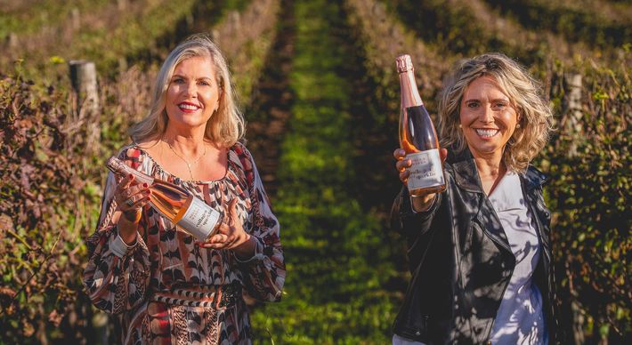 Regina Vanderlinde e Patrícia Possamai lançam o Bella Collagen Sparkling Pink, bebida à base de vinho com colágeno