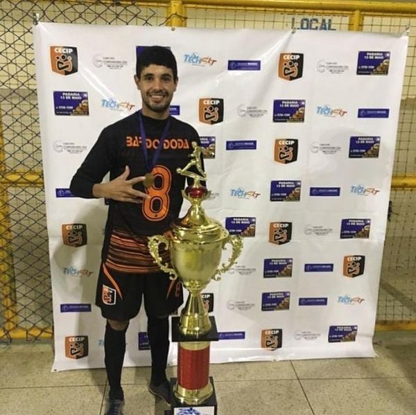 A história do jogador que perdeu o braço e continua nos campos do ES