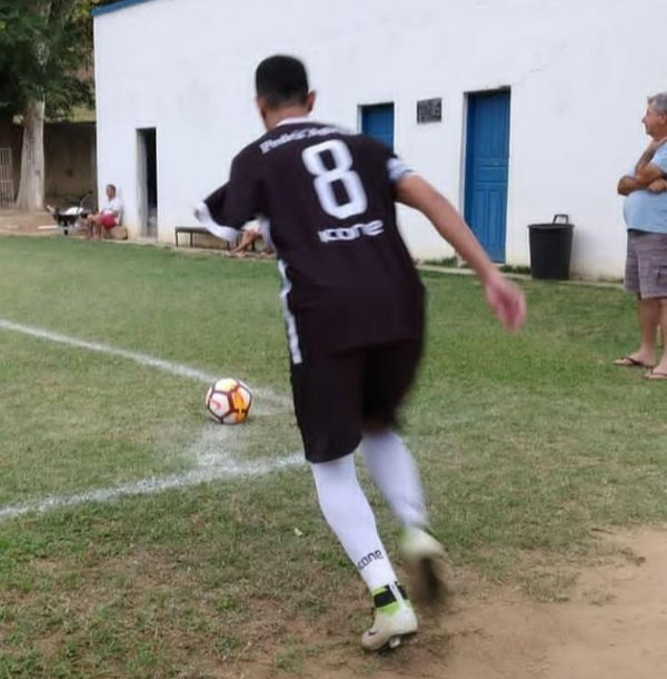 A história do jogador que perdeu o braço e continua nos campos do ES