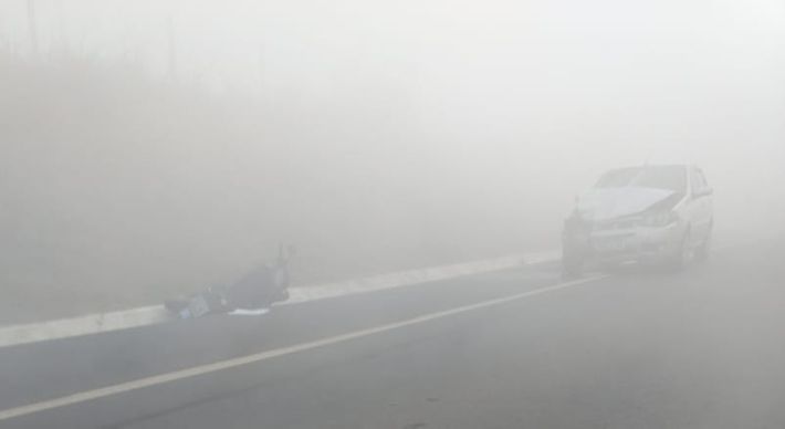 A mulher conduzia a moto e veio a óbito no local. A região estava com forte neblina no momento da colisão. Outro acidente envolvendo dois carros chegou a ser registrado na região, mas sem vítimas graves