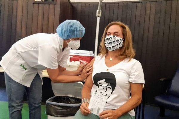 Cissa Guimarães se emociona após ser vacinada contra Covid-19