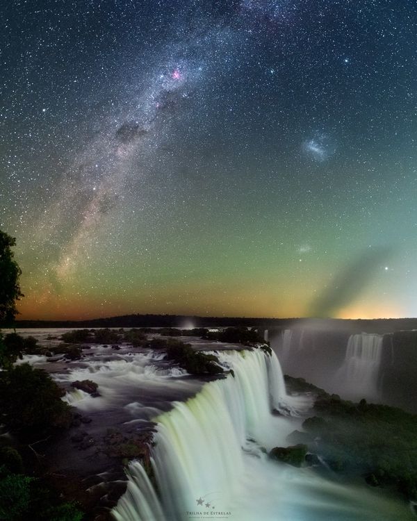Fotógrafo capixaba registra estrelas e rastro da Via Láctea sobre as Cataratas do Iguaçu