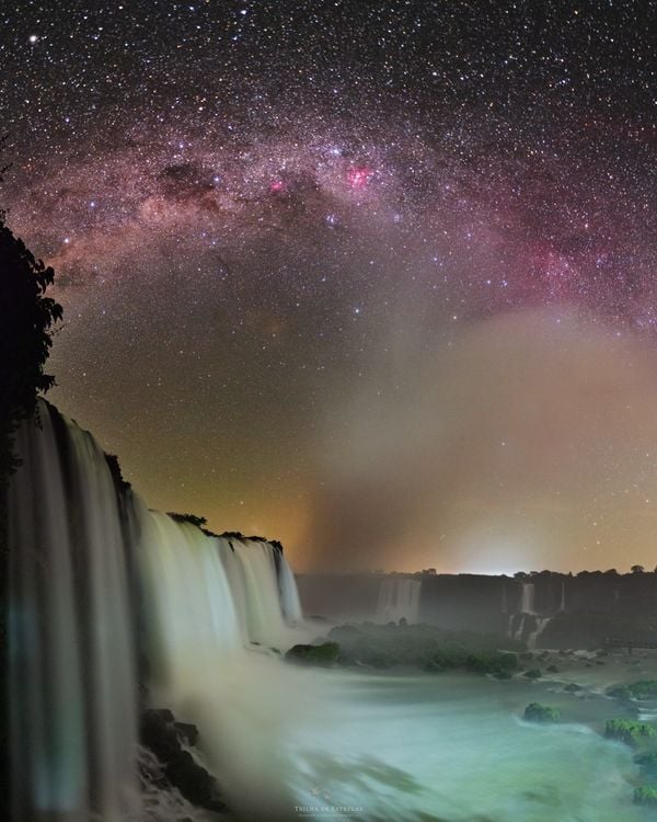 Fotógrafo capixaba registra estrelas e rastro da Via Láctea sobre as Cataratas do Iguaçu