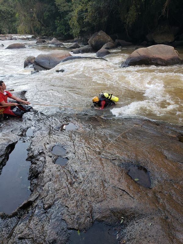 Buscas estão sendo realizadas pelo Corpo de Bombeiros