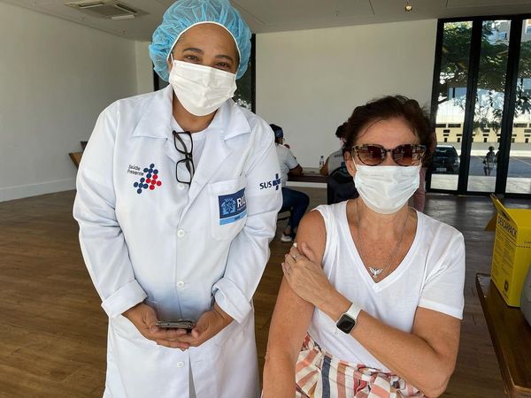 Lilia Cabral após ser imunizada contra a Covid-19
