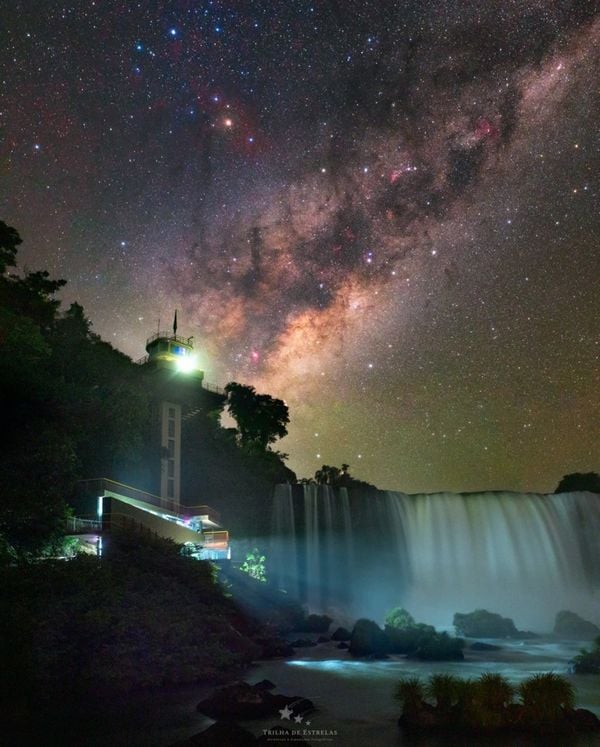Fotógrafo capixaba registra estrelas e rastro da Via Láctea sobre as Cataratas do Iguaçu