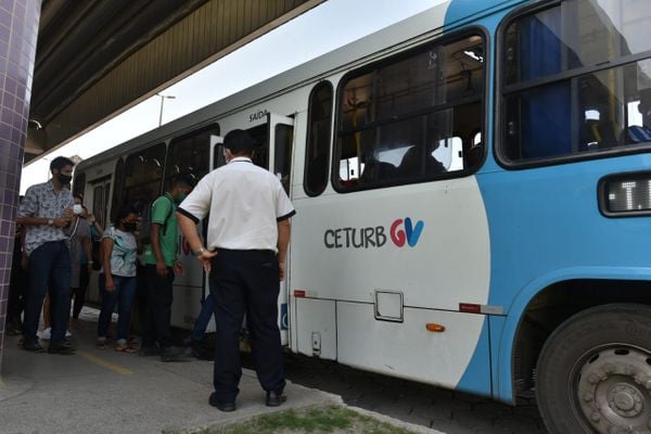 Ônibus do Transcol no terminal de Campo Grande. Coletivos voltaram a circular a partir das 9h