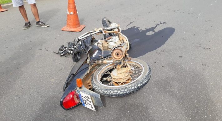 Acidente aconteceu no início da tarde desta quarta-feira (14); casal que estava na moto morreu