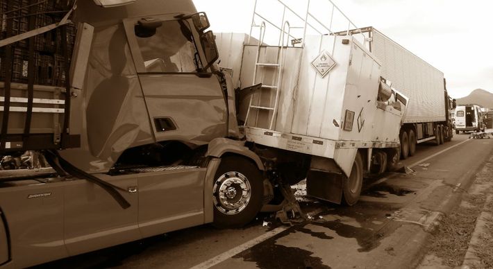 Duas carretas e um caminhão se envolveram no acidente na tarde desta quarta-feira (14), uma pessoa morreu e outra ficou ferida. Segundo a PRF, um congestionamento de dois quilômetros se formou nos dois sentidos