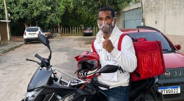 O boxeador de 31 anos, entre um treino e outro, entrega mini pizzas feitas pela esposa em Vila Velha. O apoio financeiro será concedido por uma rede de lojas de departamento