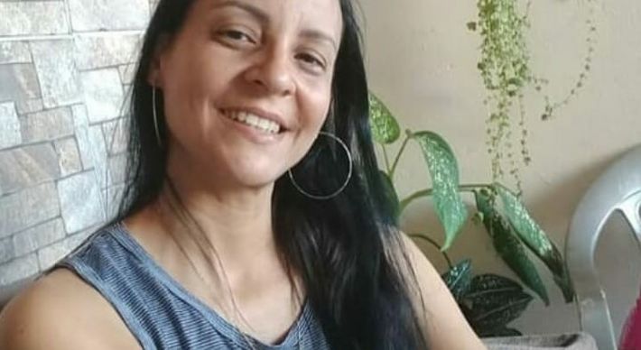 Professora Katia Ferreira, 49 anos, foi assassinada com um tiro na cabeça no domingo (11), e o marido, o cabo Márcio Borges Ferreira, é o principal suspeito. O casal tinha uma filha de 11 anos que assistiu à morte da mãe