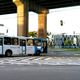 Ônibus do Transcol circulando pela avenida Américo Buaiz, na Enseada do Suá, em Vitória