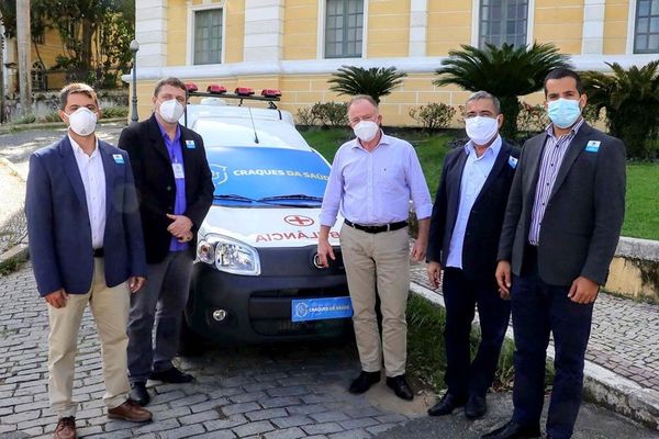 Ao lado do presidente da FES, Gustavo Vieira, o Governador do Espírito Santo, Renato Casagrande, recebeu ambulância da CBF 