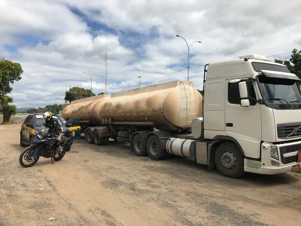 Caminhão apreendido em ação da PRF e Sefaz em Viana