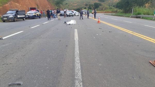 Acidente entre moto e caminhonete deixa dois mortos na BR 259 em Colatina por PMES / Divulgação 