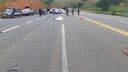 Duas pessoas morreram em um acidente entre uma motocicleta e uma caminhonete, no início da tarde desta quarta-feira (14)(PMES / Divulgação )