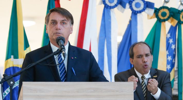Ao lado do prefeito de Aparecida, Bolsonaro reforçou sua defesa contra as medidas de fechamento adotadas para evitar a contaminação pelo novo coronavírus