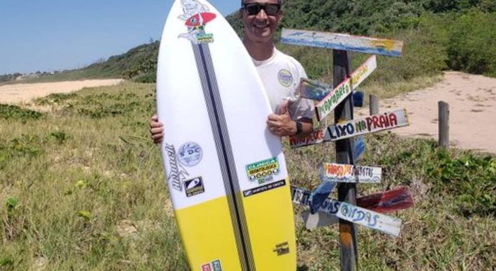 O empresário e surfista morreu na manhã desta quinta-feira (15) após sentir-se mal na Praia do Setibão. Ele foi fundador do Seminário Surfistas de Cristo há mais de 30 anos e deixa a esposa, duas filhas e um neto