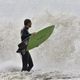 Imagem - Surfistas aproveitam dia de ressaca com ondas na Praia de Camburi