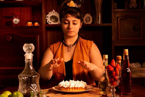 Alice Viali usa Reiki para energizar seus doces   por Raphael Carrozzo