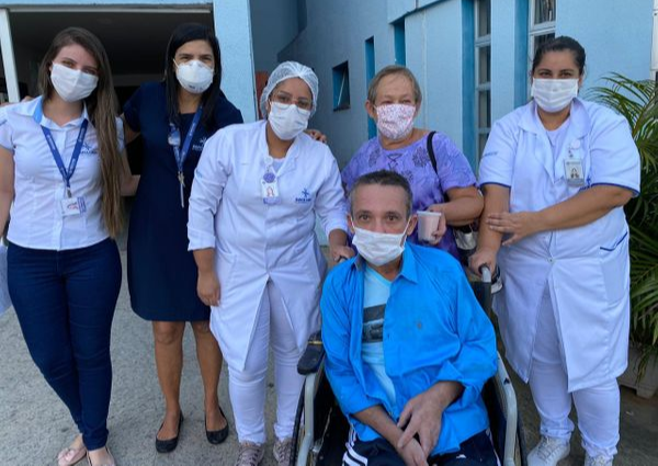 Silvano Ote Aguiar e sua mãe, Marly Ote, deixaram o hospital nesta quinta (15). Crédito: Divulgação/ Santa Casa de Cachoeiro