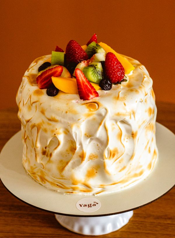 Vasalisa: crème brûlée, marshmallow tostado e frutas frescas por Raphael Carrozzo