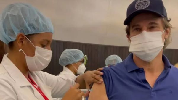 Edson Celulari tomando a vacina contra a Covid-19