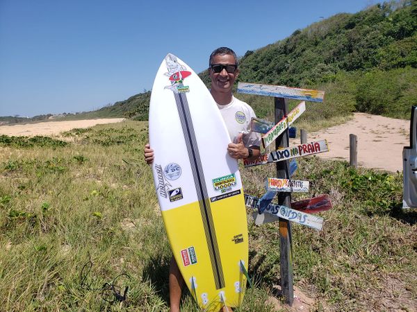 Surfista Filipe Toledo assume namoro com modelo carioca e