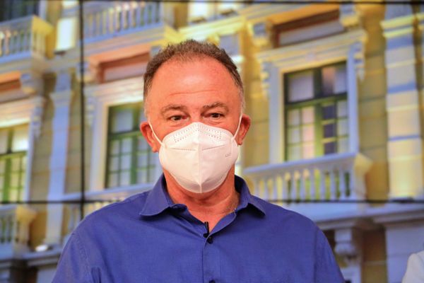O governador Renato Casagrande durante ato simbólico de vacinação dos professores do ES