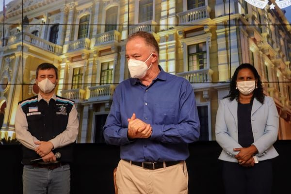 O secretário Nésio Fernandes, a vice-governadora Jacqueline Moraes e o governador Renato Casagrande participaram da solenidade simbólica do início da vacinação dos profissionais da Educação do ES por Hélio Filho | Secom ES