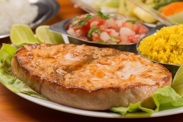 Peixe na brasa com acompanhamentos do Ceará Bar, em Vitória