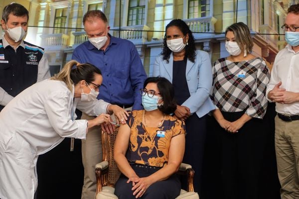 Professores do ES recebem a primeira dose da vacina contra a Covid-19