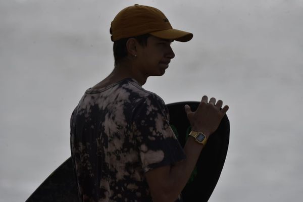 Ressaca no mar provoca ondas acima de 2 metros e leva surfistas para a Praia de Camburi por Ricardo Medeiros