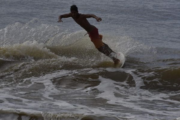 Ressaca no mar provoca ondas acima de 2 metros e leva surfistas para a Praia de Camburi por Ricardo Medeiros