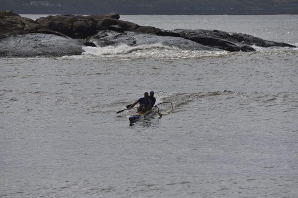 Ressaca no mar provoca ondas acima de 2 metros e leva surfistas para a Praia de Camburi por Ricardo Medeiros