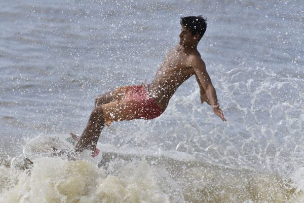 Ressaca no mar provoca ondas acima de 2 metros e leva surfistas para a Praia de Camburi por Ricardo Medeiros