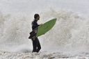Ressaca no mar provoca ondas acima de 2 metros e leva surfistas para a Praia de Camburi(Ricardo Medeiros)