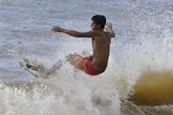 Ressaca no mar provoca ondas acima de 2 metros e leva surfistas para a Praia de Camburi